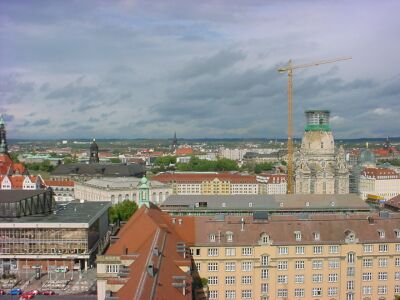 die fast vollendete Frauenkirche beherrscht die Stadt